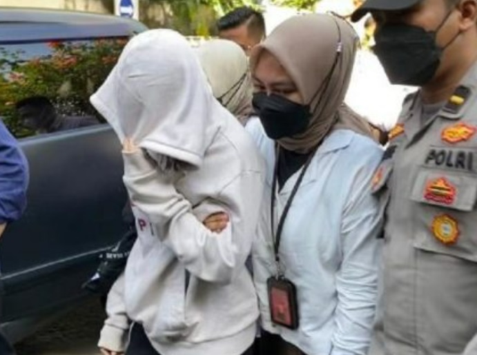 Agnes Gracia Haryanto Pakai Jaket Abu-abu