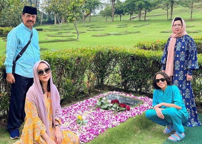 BCL dan Noah Kunjungi Makam Mantan Suami untuk Ucapkan Selamat Lebaran 1 BCL dan Keluarga di Makam Ashraf