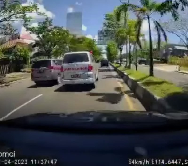 CCTV Ambulance serempet mobil