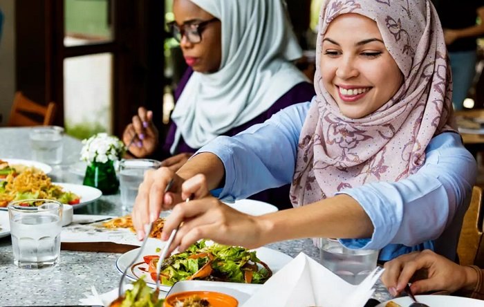 Seorang wanita menyantap makanan