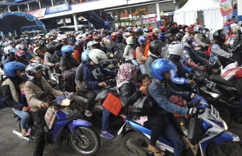 Suasana mudik dengan motor