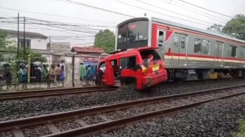 Angkot tertabrak KRL.