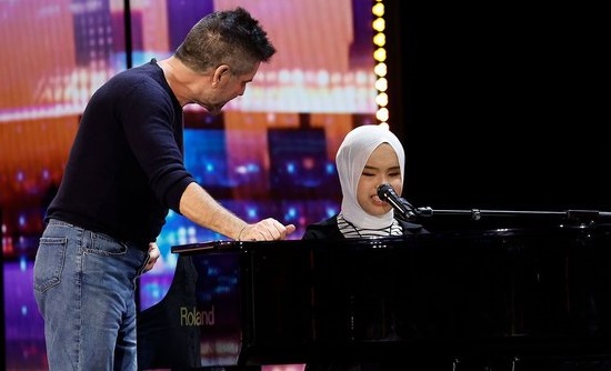 Simon Cowell saat hampiri Putri Ariani