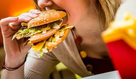 Wanita makan burger