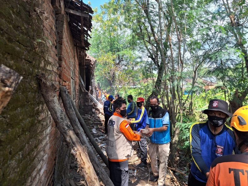 Kerja bakti petugas Ponorogo