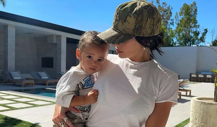 Kylie Jenner dan putranya