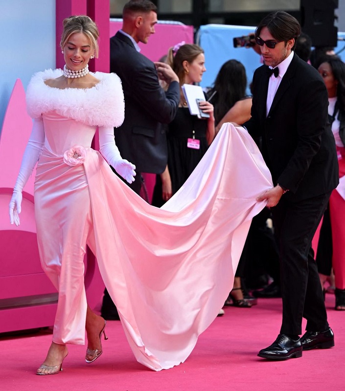 Margot Robbie dengan gaun pink