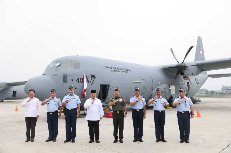 Menhan Serahkan Hercules