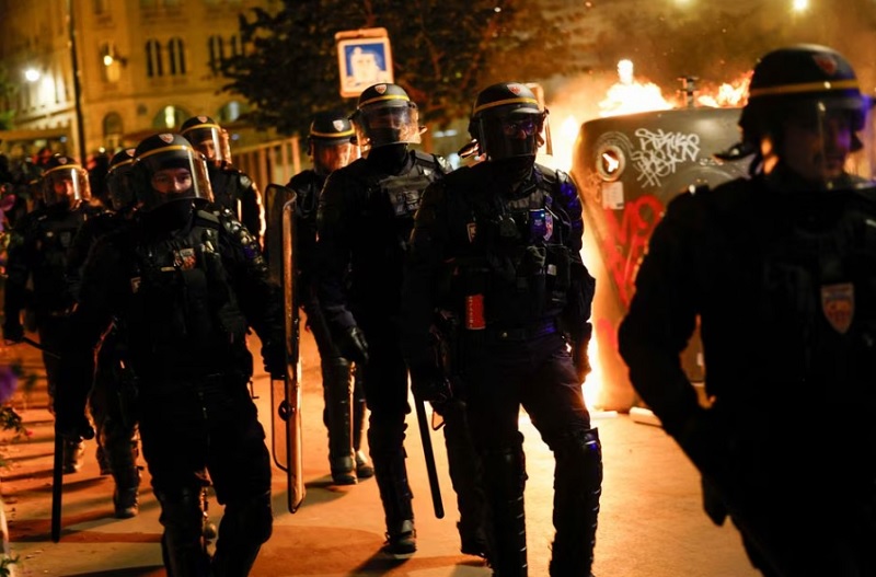 Polisi di Paris saat kerusuhan