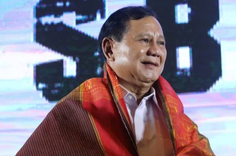 Prabowo Subianto mengenakan kain ulos