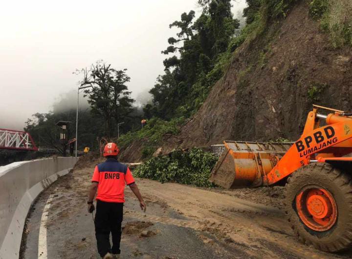 Proses pembersihan longsor di Lumajang