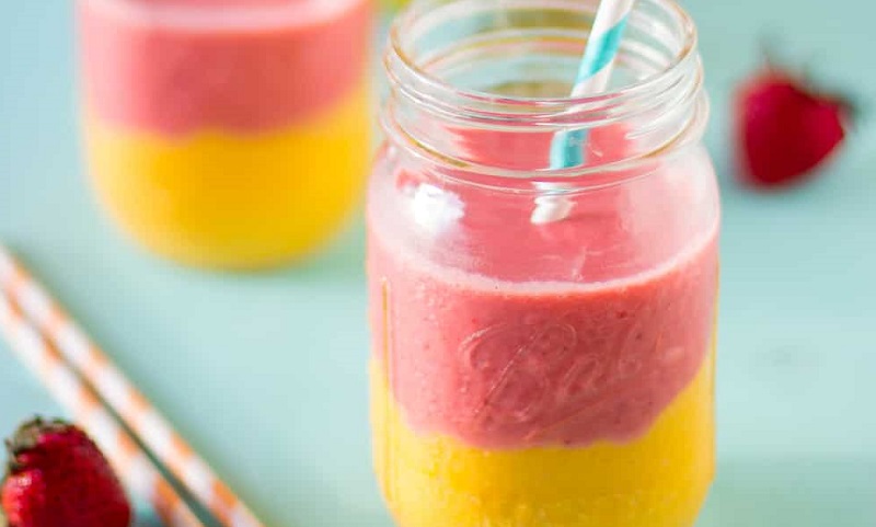 Smoothies mangga dan stroberi