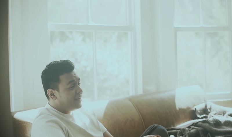 Lirik Lagu Monokrom – Tulus, yuk Nyanyi Bareng! - Holopis.com