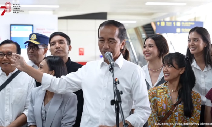 Jokowi di LRT