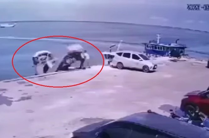 Dua mobil terbalik