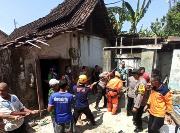 Evakuasi korban bunuh diri di Magetan Evakuasi korban bunuh diri di Magetan