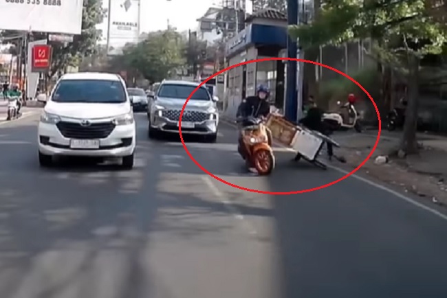 Gerobak Bakso Timpa Pengendara Motor