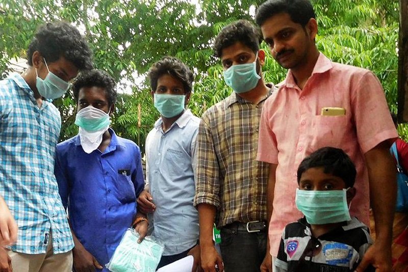 Masyarakat India kembali kenakan masker