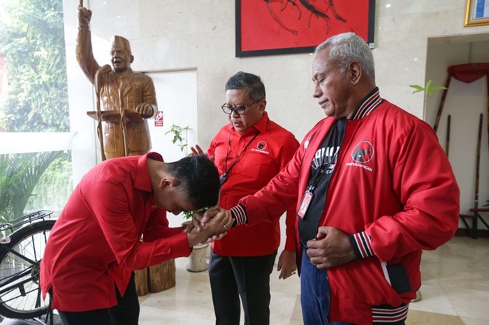 Gibran dan Komarudin Gibran dan Komarudin