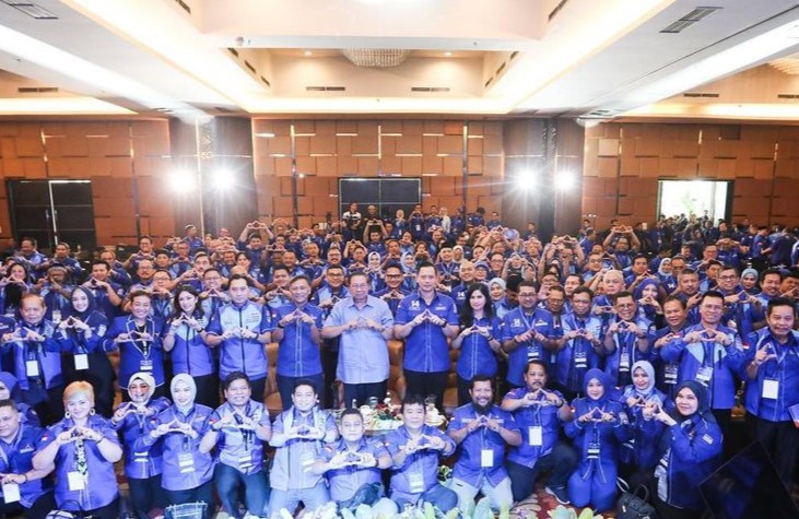 AHY dengan para caleg Partai Demokrat