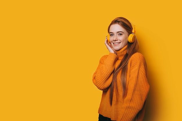 girl hearing music