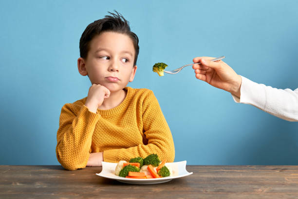 Ilustrasi ajak anak untuk makan makanan yang bergizi