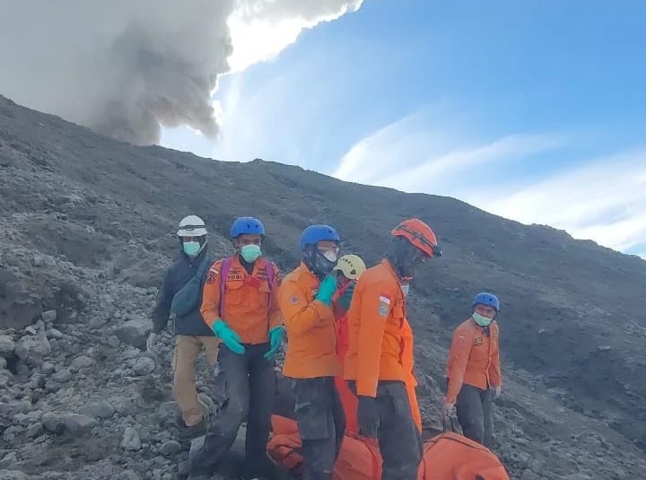 Evakuasi Gunung Marapi -Holopiscom
