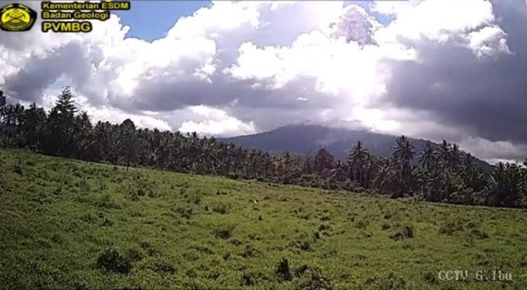 Gunung Ibu Erupsi
