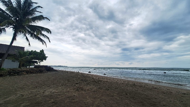 Pantai di Musim Hujan