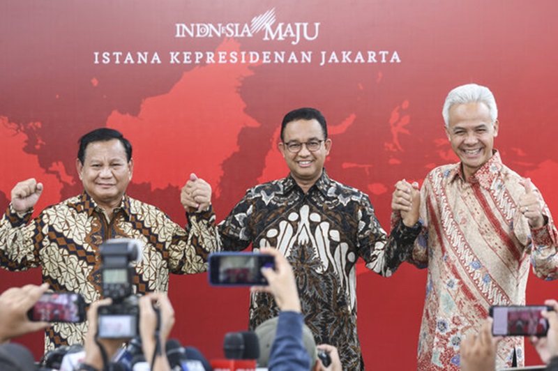 Bakal calon presiden Anies Baswedan (tengah), Ganjar Pranowo (kanan) dan Prabowo Subianto (kiri) bergandengan tangan usai melakukan pertemuan dengan Presiden Joko Widodo di Kompleks Istana Kepresidenan, Jakarta, Senin (30/10/2023).