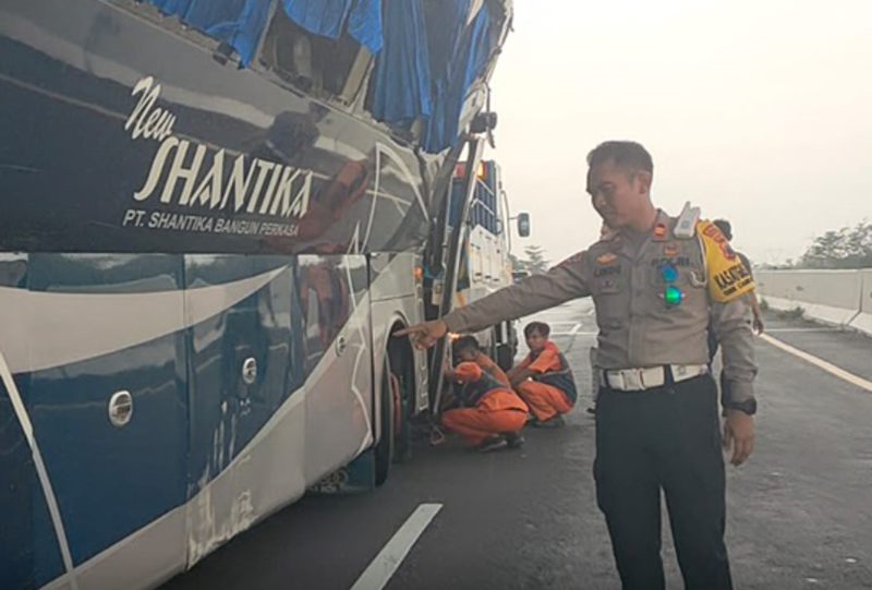 Evakuasi Bangkai Bus PO New Shantika di Pemalang