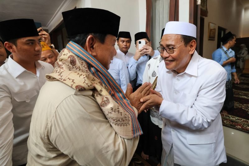 Prabowo Salam Dengan Petinggi Ponpes Probolinggo - HOLOPISCOM
