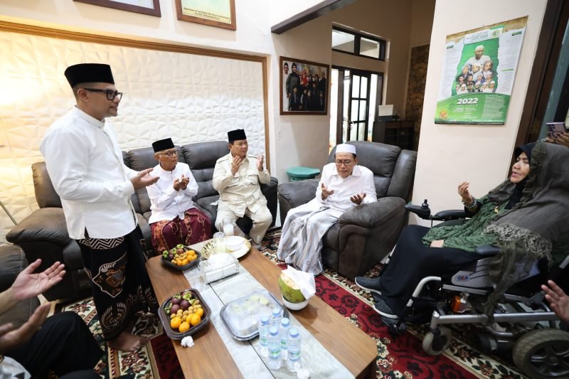 Prabowo Bersama Petinggi Ponpes Probolinggo - HOLOPISCOM