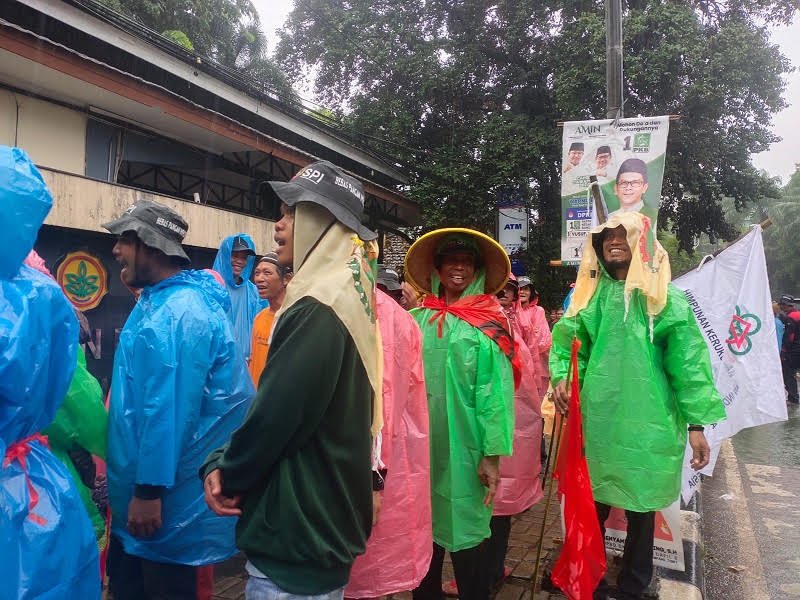 Massa Aksi Unjuk Rasa Buruh di Kementan