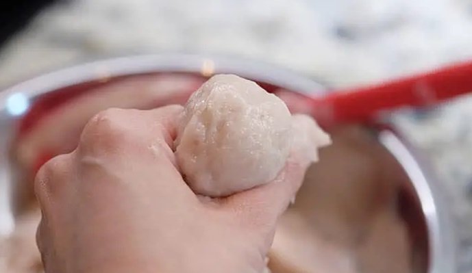 Membentuk bakso ikan