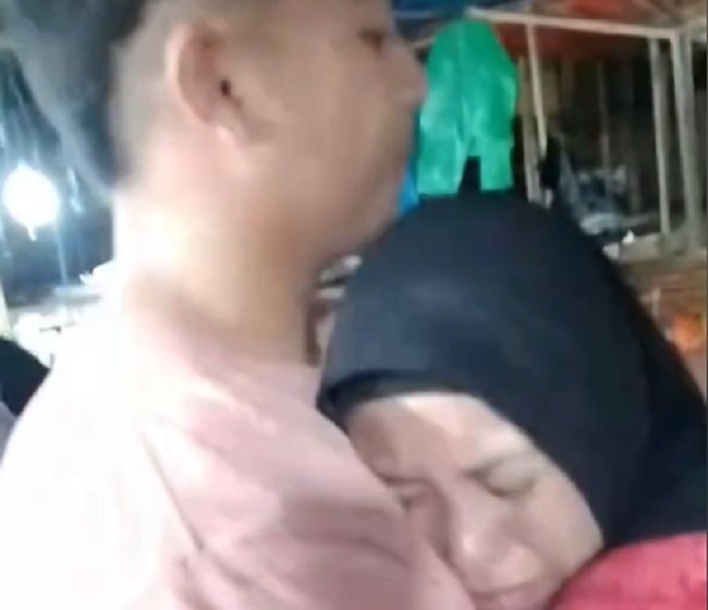 Viral peluk pria mirip mendiang anaknya-Holopiscom