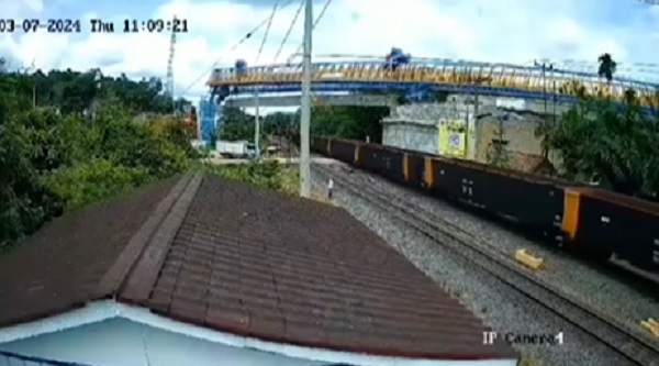 Detik-detik KA Babaranjang Tertimpa Erection Girder di Muara Enim