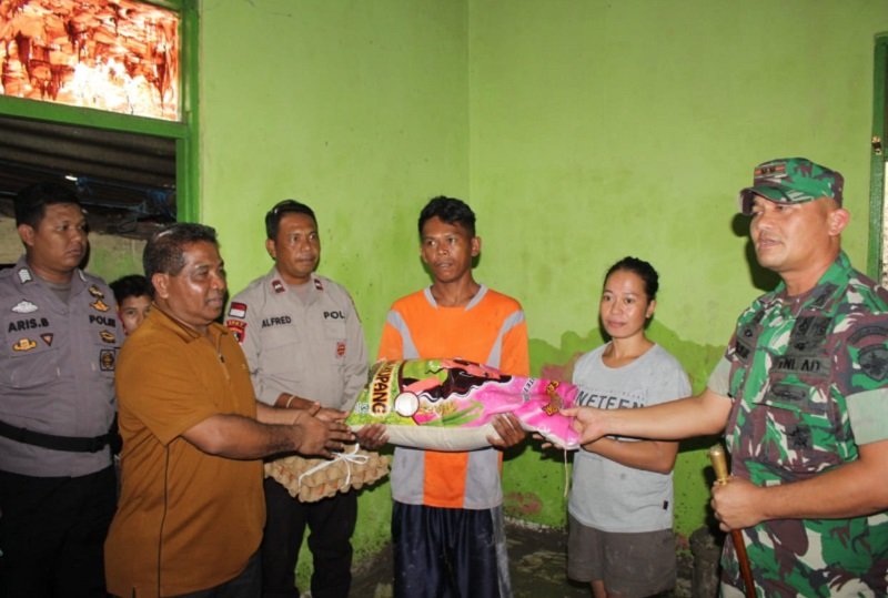 Penyerahan bantuan Pj Bupati Rote Ndao