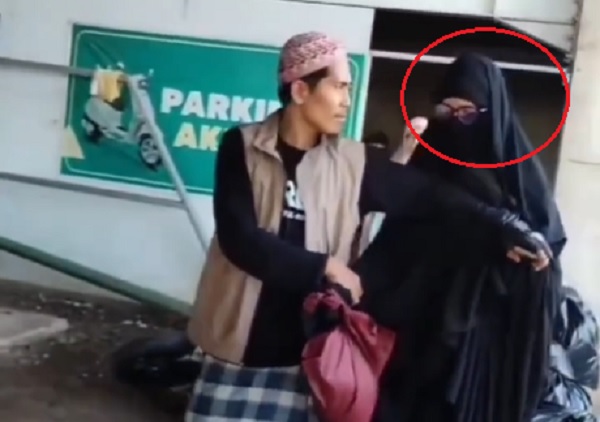 Viral Pria Bercadar keciduk di masjid
