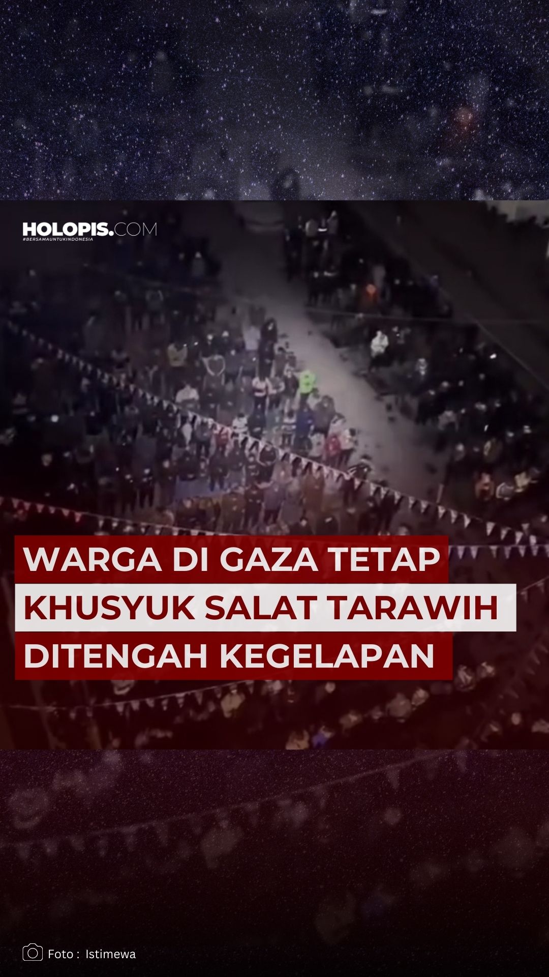 Warga Salat Tarawih di Gaza