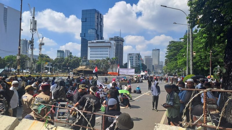 Massa Aksi di Depan Patung Kuda
