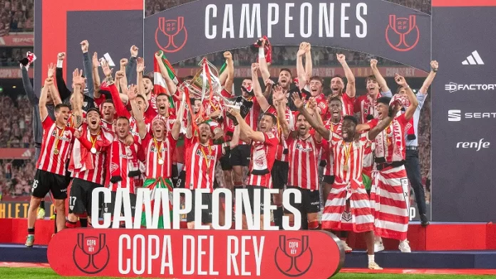 Skuad Athletic Bilbao saat rangkul trofi Copa del Rey