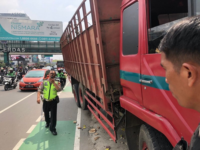 Truk Tabrak Trotoar di Bekasi