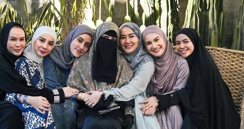 Umi Pipik dan Irish Bella
