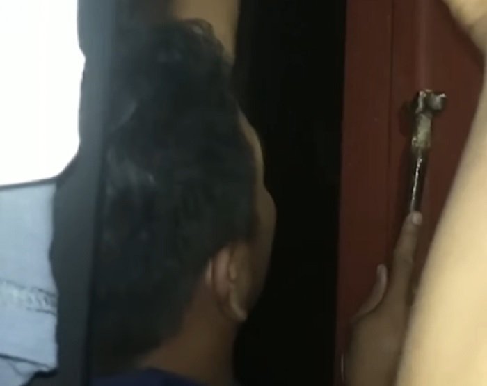 Warga yang Sedang Membantu Korban Teror Lem Kunci Pintu di Depok