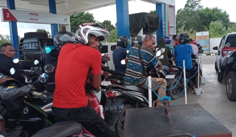 Antrian kendaraan di SPBU Rote Ndao