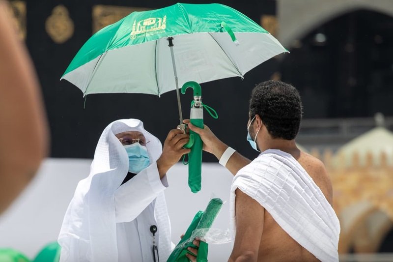 Jamaah Haji Pakai Payung di Makkah