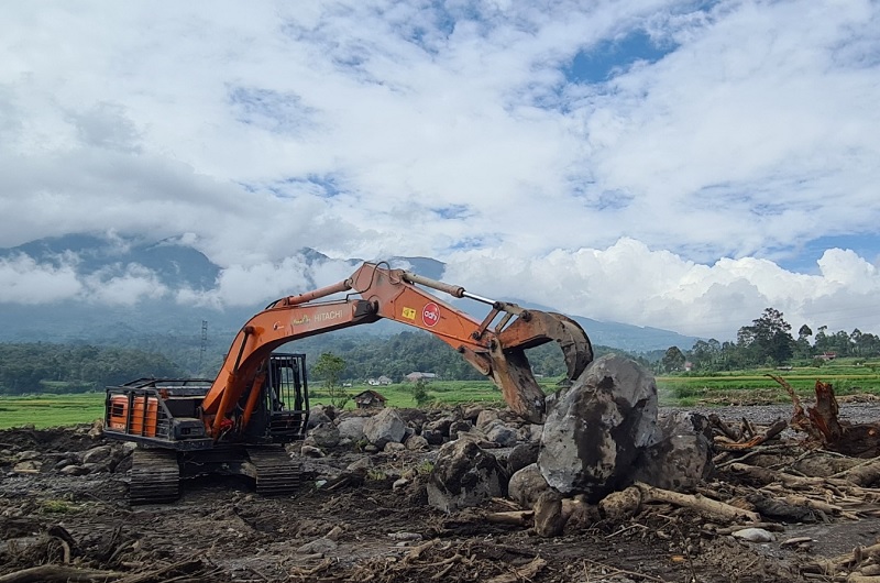 Pembersihan material sisa marapi