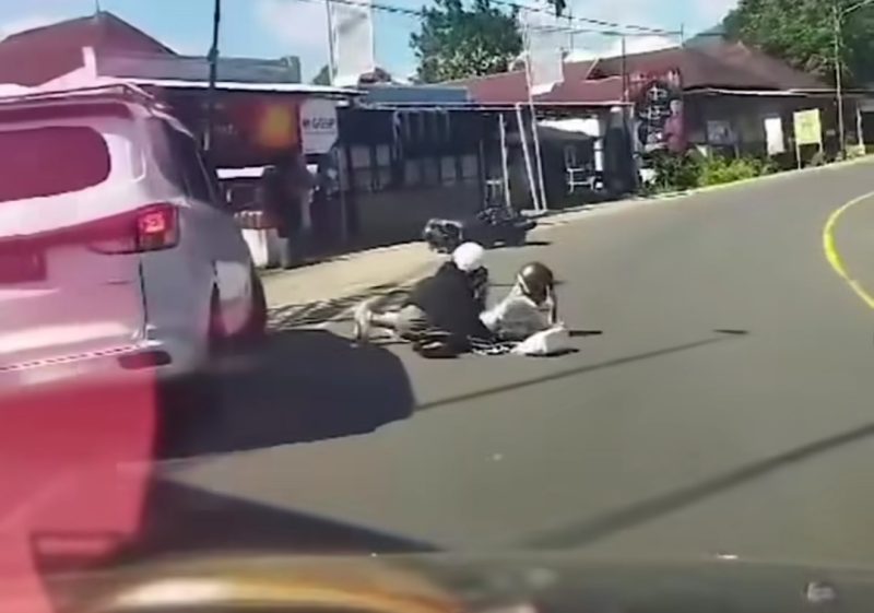 VIRAL : Tabrak Lari di Tebat Monok Bengkulu, Pelaku Langsung Ngegas Kabur!  » Holopis.com