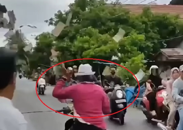 Viral pria hamburkan uang pinggir jalan di Bangkalan Kalsel